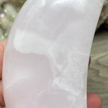 将图像加载到图库查看器中,Pink Calcite / Mangano Calcite 4" Moon