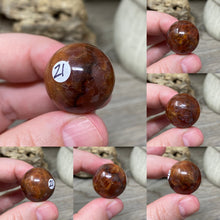 Bild in Galerie-Viewer laden, Carnelian Snakeskin 22mm Spheres