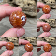 Bild in Galerie-Viewer laden, Carnelian Snakeskin 22mm Spheres