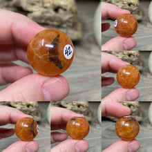 Bild in Galerie-Viewer laden, Carnelian Snakeskin 22mm Spheres