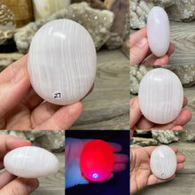 Load image into Gallery viewer, Pink Calcite / Mangano Palm Stones