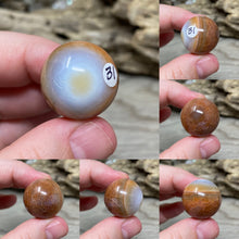 Bild in Galerie-Viewer laden, Carnelian Snakeskin 22mm Spheres