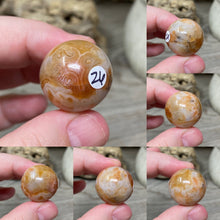 Bild in Galerie-Viewer laden, Carnelian Snakeskin 22mm Spheres