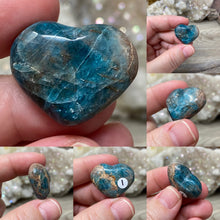 Bild in Galerie-Viewer laden, Blue Apatite Small Pocket Hearts