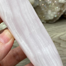 将图像加载到图库查看器中,Pink Calcite / Mangano Calcite 4" Moon