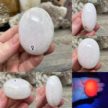 Load image into Gallery viewer, Pink Calcite / Mangano Palm Stones