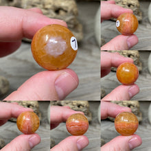 Bild in Galerie-Viewer laden, Carnelian Snakeskin 22mm Spheres