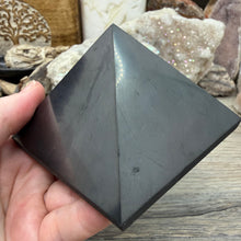 Cargar imagen en el visor de la galería, Shungite 3" Pyramids