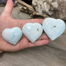 Bild in Galerie-Viewer laden, Blue Aragonite Heart Palm Stones