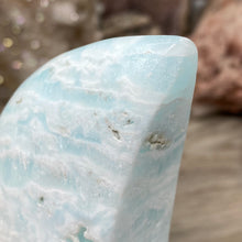 Bild in Galerie-Viewer laden, Blue Aragonite Moon #07