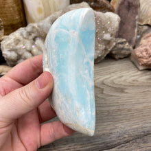 Bild in Galerie-Viewer laden, Blue Aragonite Moon #10
