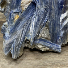 将图像加载到图库查看器中,Blue Kyanite Cluster #02 with Garnet
