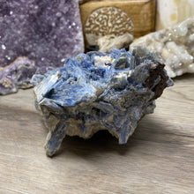 将图像加载到图库查看器中,Blue Kyanite Cluster #02 with Garnet