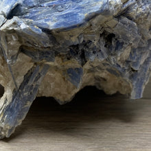 将图像加载到图库查看器中,Blue Kyanite Cluster #02 with Garnet