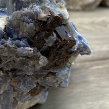 将图像加载到图库查看器中,Blue Kyanite Cluster #02 with Garnet