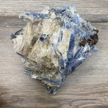 将图像加载到图库查看器中,Blue Kyanite Cluster #02 with Garnet