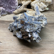 将图像加载到图库查看器中,Blue Kyanite Cluster #02 with Garnet
