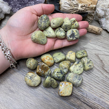 将图像加载到图库查看器中,Green Opal Tumbles