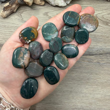 将图像加载到图库查看器中,Ocean Jasper Coin Size Pocket Stones