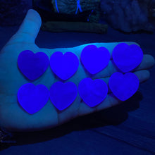 Bild in Galerie-Viewer laden, Fluorite 1" Hearts * UV Reactive