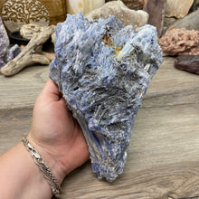 将图像加载到图库查看器中,Blue Kyanite Cluster #04 with Garnet