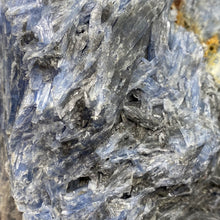 将图像加载到图库查看器中,Blue Kyanite Cluster #04 with Garnet