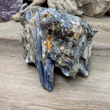 Bild in Galerie-Viewer laden, Blue Kyanite Cluster #05 with Garnet