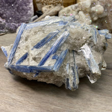 将图像加载到图库查看器中,Blue Kyanite Cluster #06