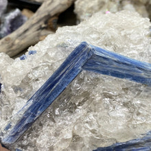 将图像加载到图库查看器中,Blue Kyanite Cluster #06