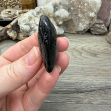 Bild in Galerie-Viewer laden, Black Tourmaline with Hematite Heart #01