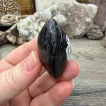Bild in Galerie-Viewer laden, Black Tourmaline with Hematite Heart #02