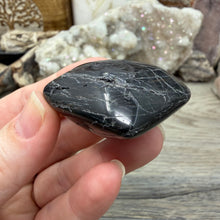 Bild in Galerie-Viewer laden, Black Tourmaline with Hematite Heart #02