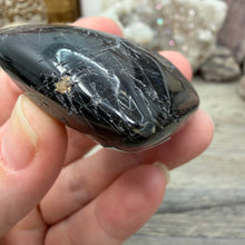 Bild in Galerie-Viewer laden, Black Tourmaline with Hematite Heart #03