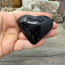 Bild in Galerie-Viewer laden, Black Tourmaline with Hematite Heart #04