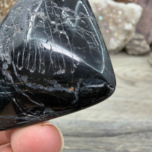Bild in Galerie-Viewer laden, Black Tourmaline with Hematite Heart #08