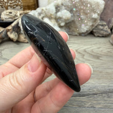 Bild in Galerie-Viewer laden, Black Tourmaline with Hematite Heart #09