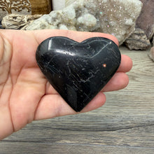 Bild in Galerie-Viewer laden, Black Tourmaline with Hematite Heart #09