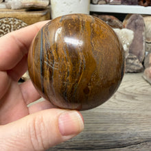 Bild in Galerie-Viewer laden, Tiger Iron 65mm Sphere #03