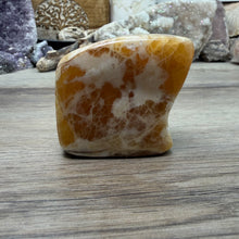 Bild in Galerie-Viewer laden, Honey Calcite Freeform #01