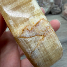 Bild in Galerie-Viewer laden, Honey Calcite Freeform #01