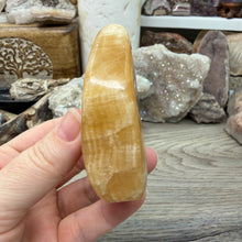 Bild in Galerie-Viewer laden, Honey Calcite Freeform #02