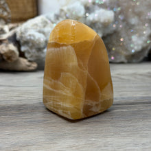 Bild in Galerie-Viewer laden, Honey Calcite Freeform #03