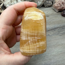 Bild in Galerie-Viewer laden, Honey Calcite Freeform #03