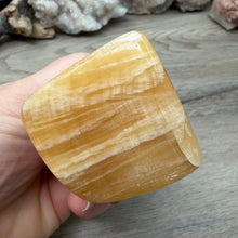 Bild in Galerie-Viewer laden, Honey Calcite Freeform #03