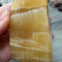 Bild in Galerie-Viewer laden, Honey Calcite Freeform #03