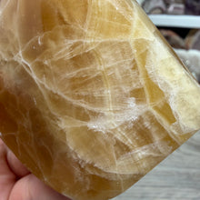 Bild in Galerie-Viewer laden, Honey Calcite Freeform #04
