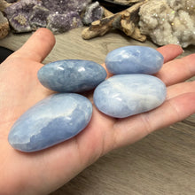 将图像加载到图库查看器中,Blue Calcite Small Heart Palm Stone Set #02