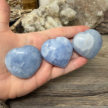 将图像加载到图库查看器中,Blue Calcite Small Heart Palm Stone Set #04