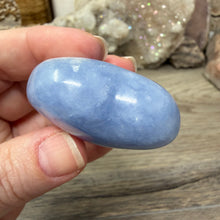 Cargar imagen en el visor de la galería, Blue Calcite Small Heart Palm Stone Set #06