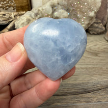 Cargar imagen en el visor de la galería, Blue Calcite Small Heart Palm Stone Set #07